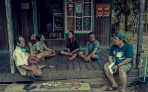 Penulis bersama penduduk dari Dayak Maanyan yang berdiaspora ke Dusun Hulu (Barito Utara). Mereka hidup diantara komunitas Dayak Taboyan. (Koleksi : Penis